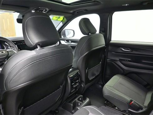 Used 2025 Jeep Grand Cherokee L Laredo image 12