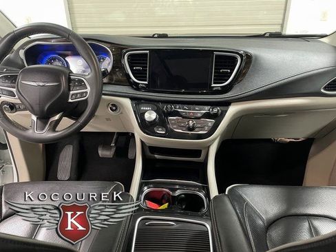 Used 2023 Chrysler Pacifica Limited FWD image 13