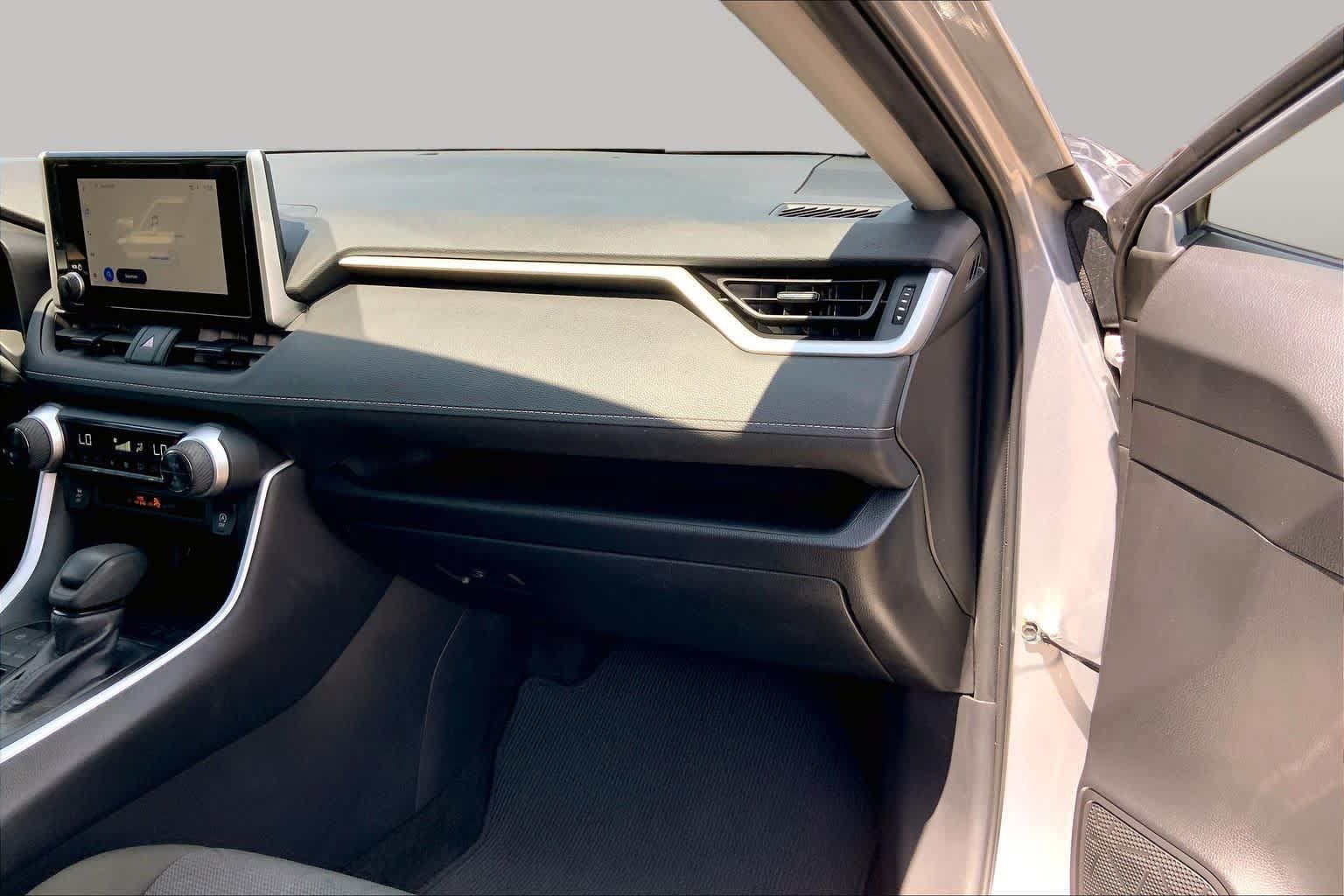 Used 2025 Toyota RAV4 XLE FWD image 19