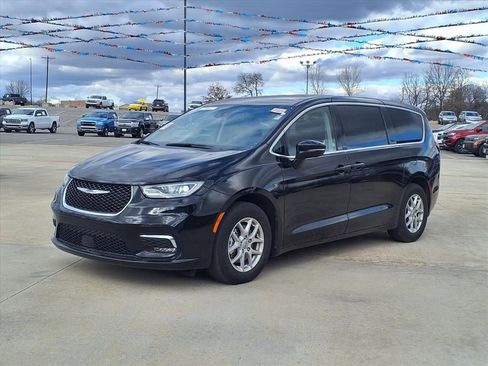 Used 2024 Chrysler Pacifica Touring-L image 1