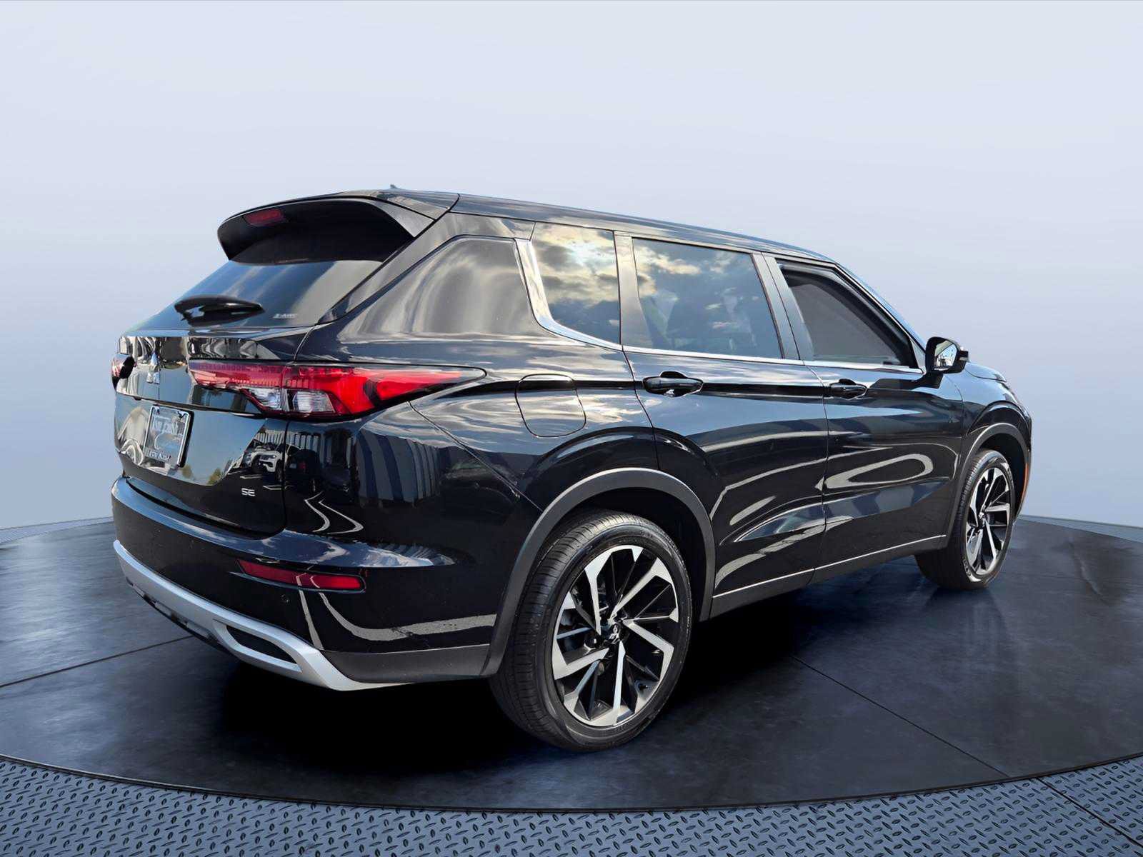 Used 2024 Mitsubishi Outlander SE AWD/4WD image 3