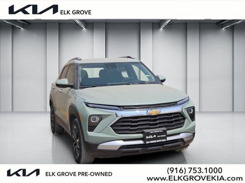Used 2025 Chevrolet TrailBlazer LT AWD/4WD image 1
