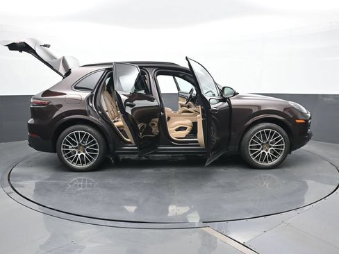 Certified 2023 Porsche Cayenne S Platinum AWD/4WD image 34