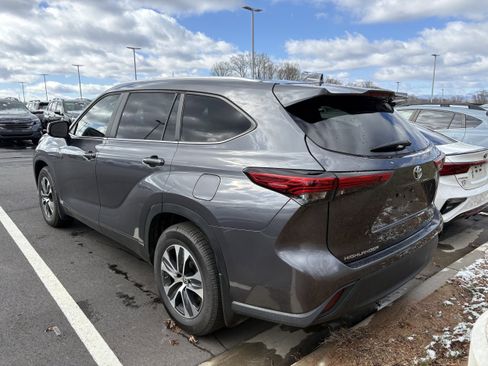 Used 2023 Toyota Highlander XLE image 7