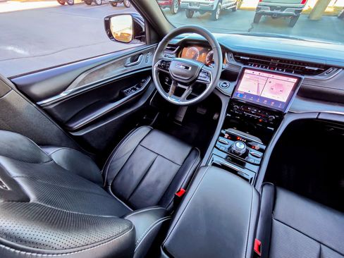 Used 2025 Jeep Grand Cherokee L Overland w/ Luxury Tech Group IV image 19