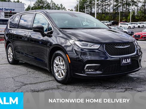 Used 2024 Chrysler Pacifica Touring-L FWD image 5