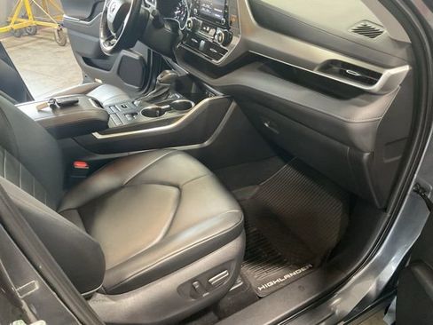Used 2020 Toyota Highlander XLE image 21