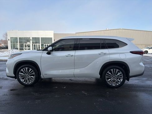 Used 2024 Toyota Highlander Platinum image 4