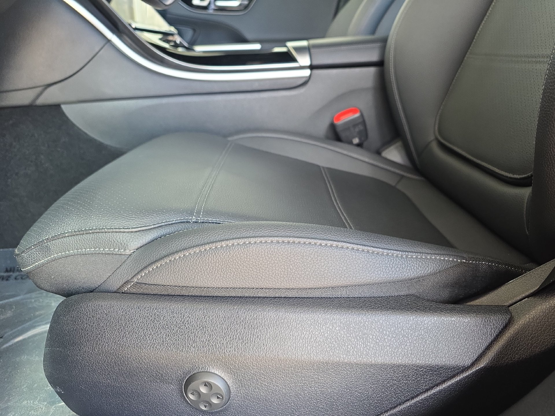 Certified 2025 Mercedes-Benz C 300 Sedan image 28