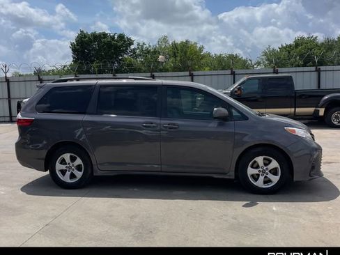 Used 2020 Toyota Sienna LE image 6