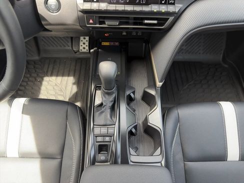 Used 2025 Toyota Camry SE w/ Convenience Package image 2