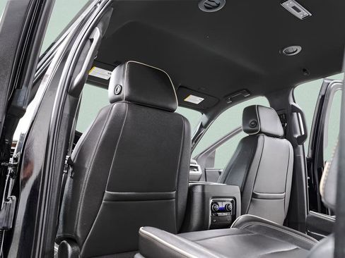 Used 2023 Chevrolet Suburban Premier AWD/4WD image 27