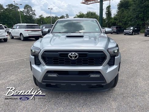 Used 2025 Toyota Tacoma TRD Sport AWD/4WD image 2