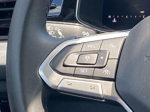 Certified 2025 Volkswagen Jetta SE w/ Sunroof Package image 5