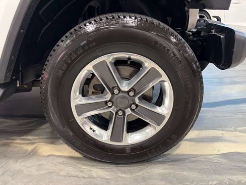 Used 2018 Jeep Wrangler Unlimited Sahara w/ Uconnect 4C Nav & Sound Group AWD/4WD image 24