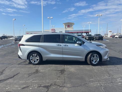 Certified 2023 Toyota Sienna Limited image 10