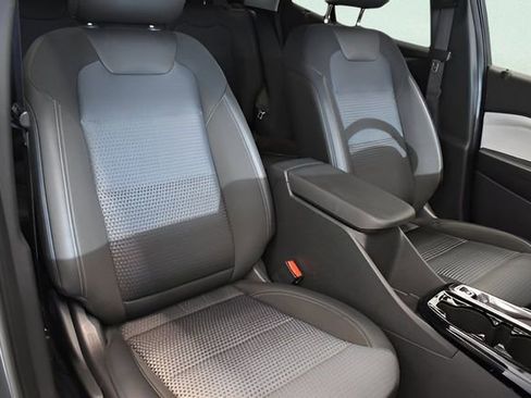 Used 2025 Chevrolet Trax LT FWD image 6