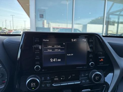 Used 2020 Toyota Highlander LE AWD/4WD image 16