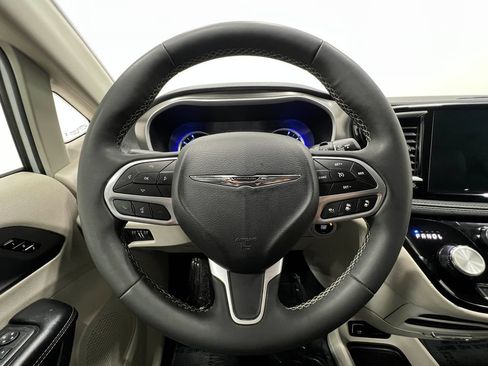 Used 2024 Chrysler Pacifica Limited FWD image 23