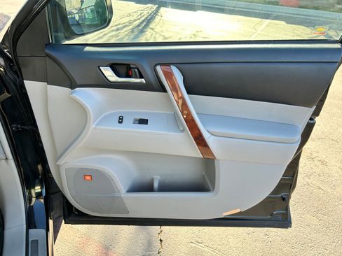 Used 2013 Toyota Highlander Plus w/ Cold Weather Pkg image 26