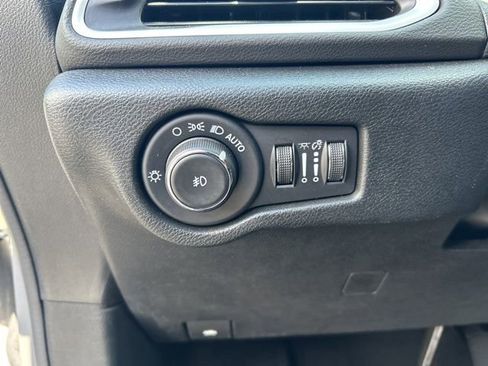 Used 2025 Chrysler Pacifica Select FWD image 41