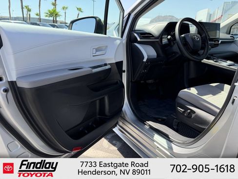 Certified 2025 Toyota Sienna LE FWD image 5
