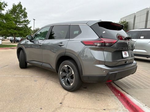 Used 2025 Nissan Rogue SV FWD image 8
