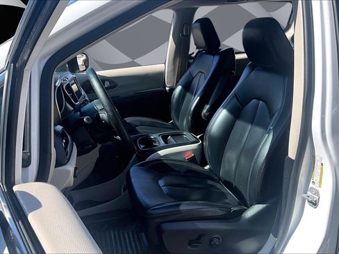 Used 2021 Chrysler Voyager Lxi image 25