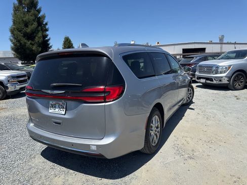 Used 2021 Chrysler Pacifica Touring-L FWD image 5