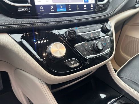 Used 2023 Chrysler Pacifica Limited image 17