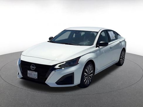 Used 2025 Nissan Altima 2.5 SV FWD image 7