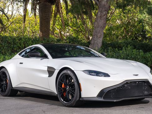 Used 2021 Aston Martin V8 Vantage Coupe image 1