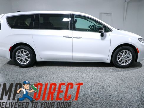 Used 2024 Chrysler Pacifica Touring-L FWD image 6
