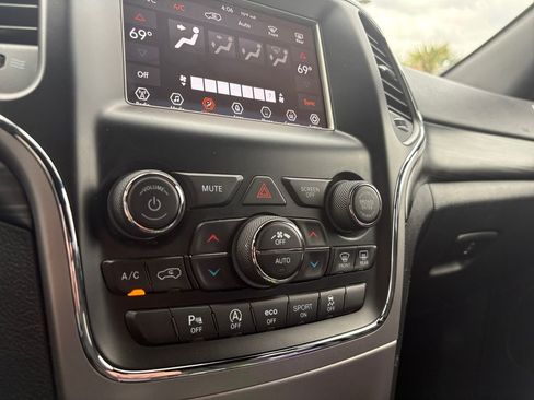 Used 2019 Jeep Grand Cherokee Laredo image 5