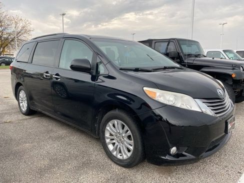Used 2015 Toyota Sienna XLE image 3