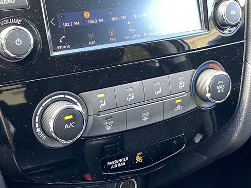 Used 2019 Nissan Rogue S w/ Special Edition Package FWD image 8