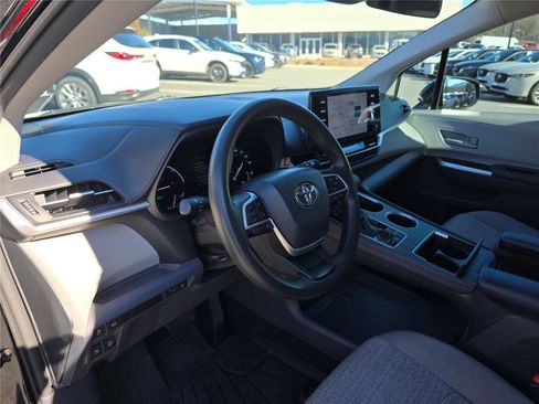 Used 2021 Toyota Sienna LE image 22