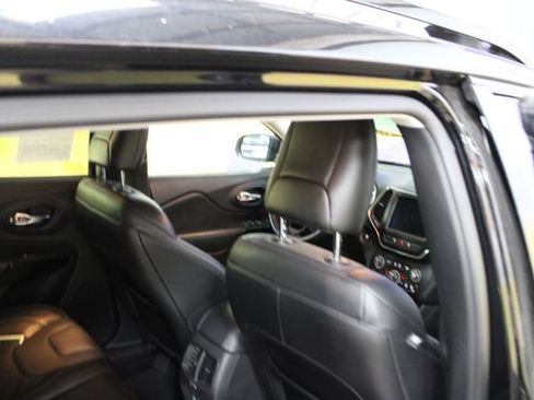 Used 2021 Jeep Cherokee Latitude Lux w/ Sun & Sound Group AWD/4WD image 10