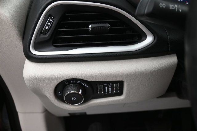 Used 2022 Chrysler Pacifica Touring-L FWD image 29