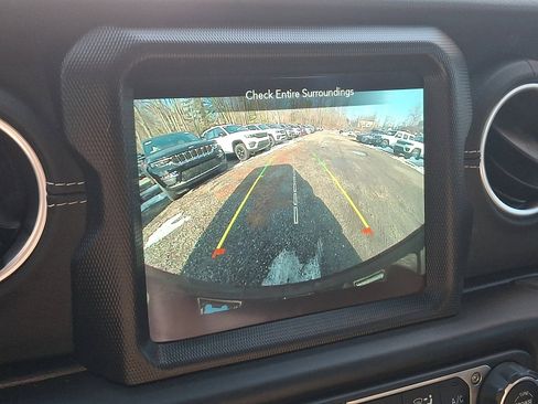 Used 2022 Jeep Wrangler Unlimited Sahara w/ Cold Weather Group image 18