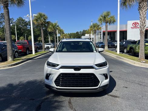 Used 2024 Toyota Grand Highlander AWD image 3