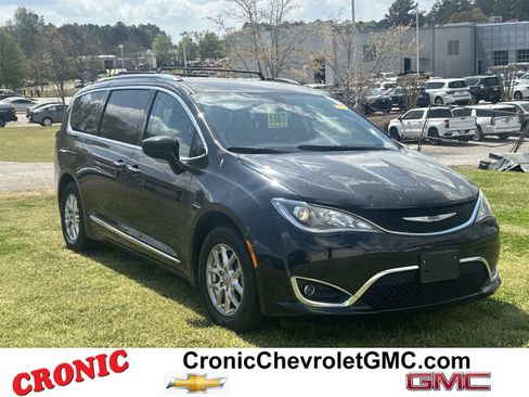Used 2020 Chrysler Pacifica Touring-L image 1