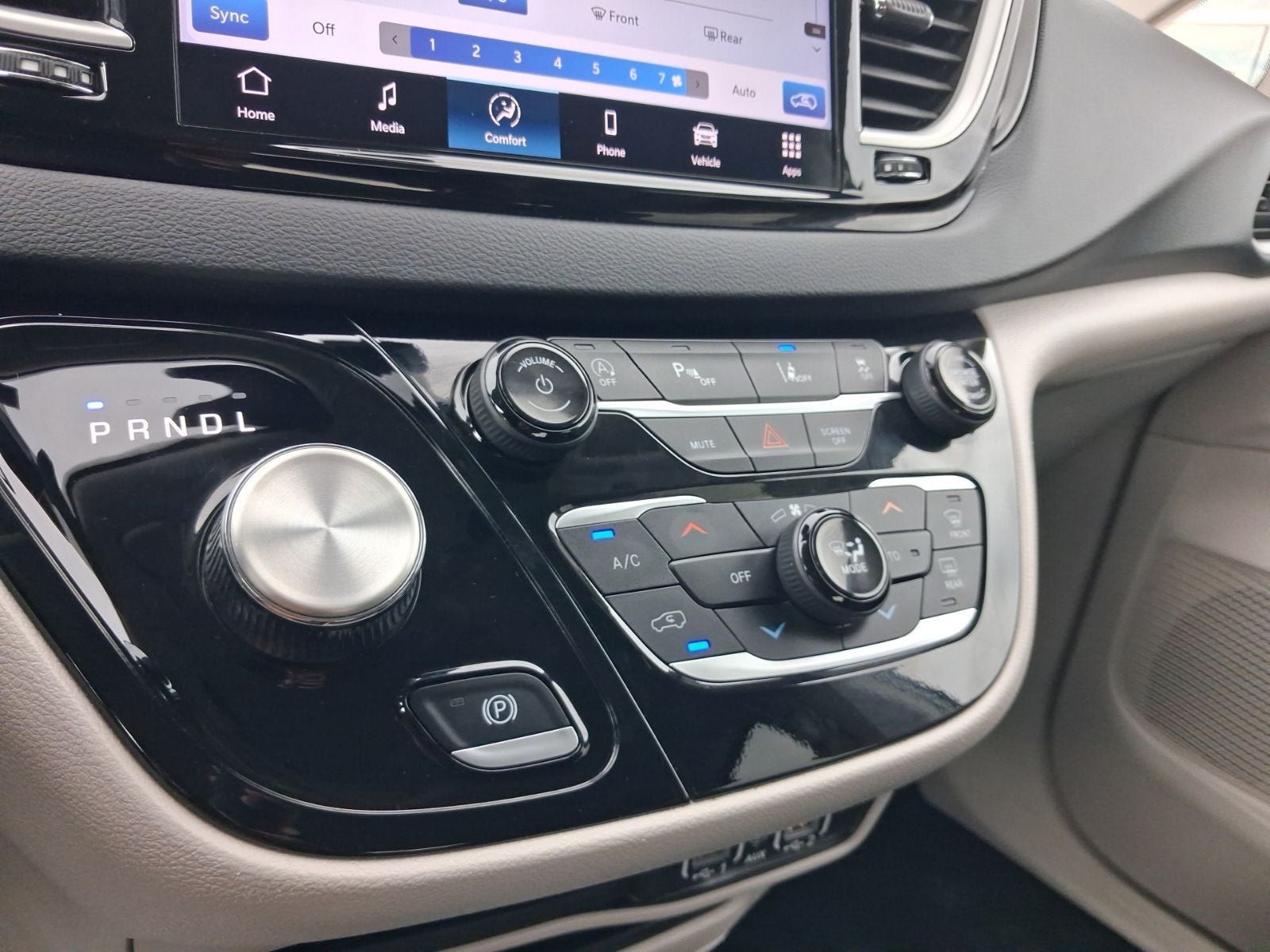 Used 2024 Chrysler Pacifica Touring-L FWD image 22