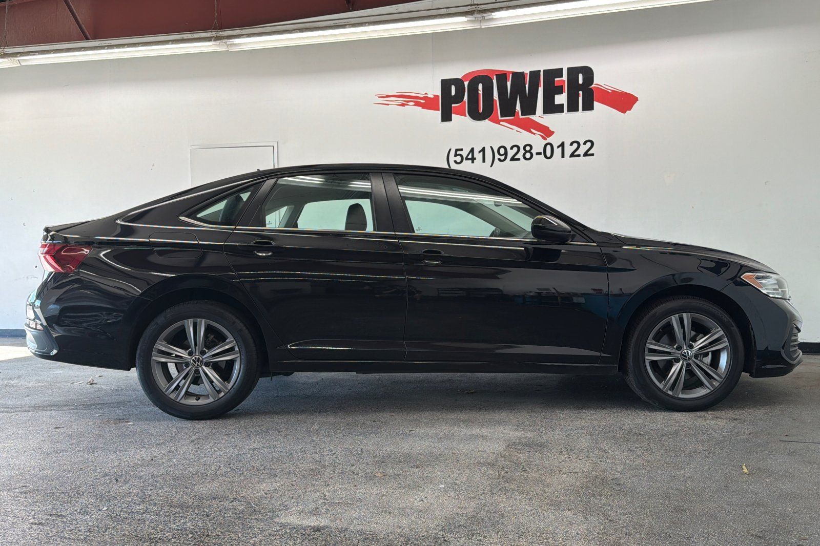 Used 2024 Volkswagen Jetta SE FWD image 2
