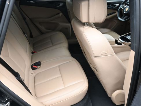 Used 2022 Porsche Macan image 10