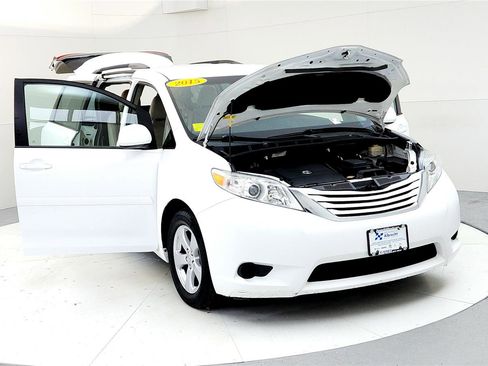 Used 2015 Toyota Sienna LE image 9