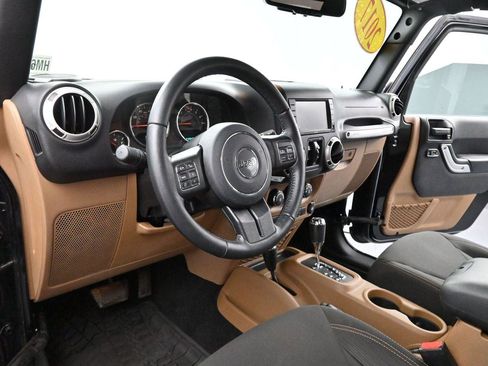 Used 2017 Jeep Wrangler Unlimited Sahara w/ Connectivity Group AWD/4WD image 15