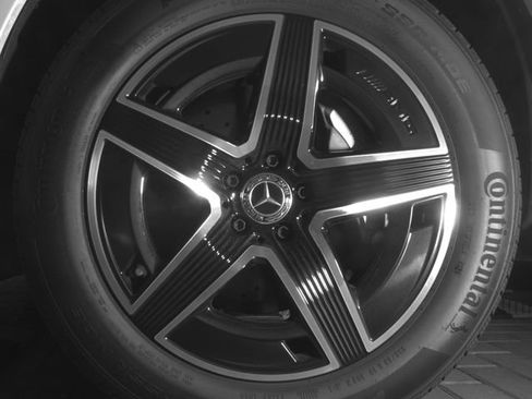 Used 2025 Mercedes-Benz GLC 350e 4MATIC image 10