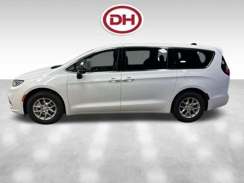 New 2026 Chrysler Pacifica Select FWD image 8