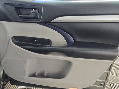Used 2018 Toyota Highlander Plus image 6